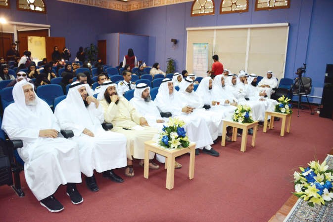 د وليد العلي وعدد من اساتذة كلية الشريعة خلال حفل التكريم 