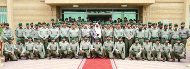  الشيخ مشعل الاحمد متوسطا عددا من الضباط المكرمين