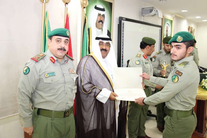 الشيخ مشعل الاحمد مكرما احد الضباط