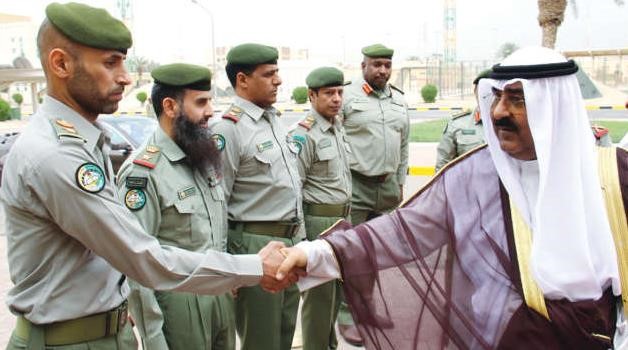 الشيخ مشعل الاحمد مصافحا احد الضباط