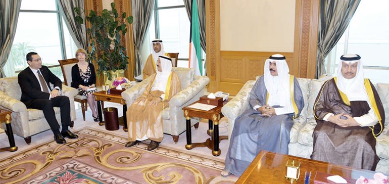 صاحب السمو الامير الشيخ صباح الاحمد مستقبلا رئيس وزراء رومانيا بحضور سمو ولي العهد الشيخ نواف الاحمد وسمو رئيس الوزراء الشيخ جابر المبارك﻿