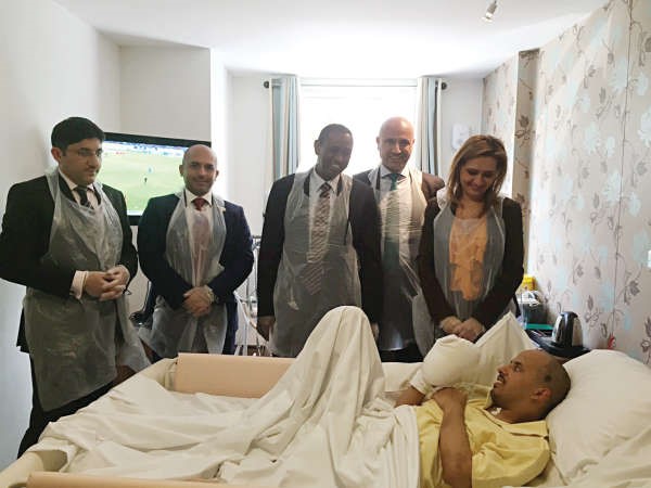 مدير ادارة العلاج بالخارج يطمئن على احد المرضى