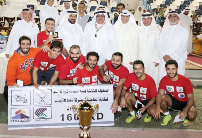 اسماعيل عبدالله واحمد الحمادي يتوسطان الفريق البطل اطفاء المقوع