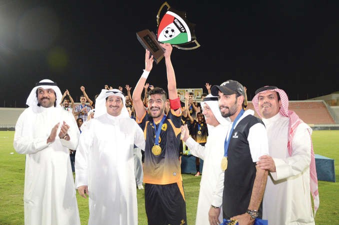 احمد الدويلة يسلم كاس البطولة لقائد القادسية