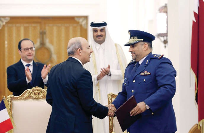 امير قطر الشيخ تميم بن حمد ال ثاني والرئيس الفرنسي فرنسوا هولاند عقب توقيع صفقة رافال في الدوحة امسرويترز 