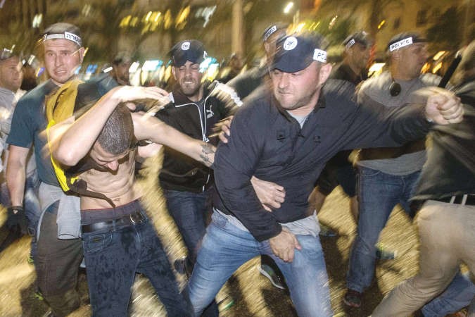 عناصر من الشرطة الاسرائيليةتعتدي على اليهود الاثيوبيين خلال تظاهراتهم الاحتجاجية بتل ابيب امس الاولافپ 