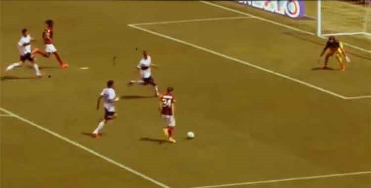 بالفيديو.. من منتصف الملعب إلى المرمى.. الإيطالي فلورينزي يحرز هدفاً "ماراثونياً"