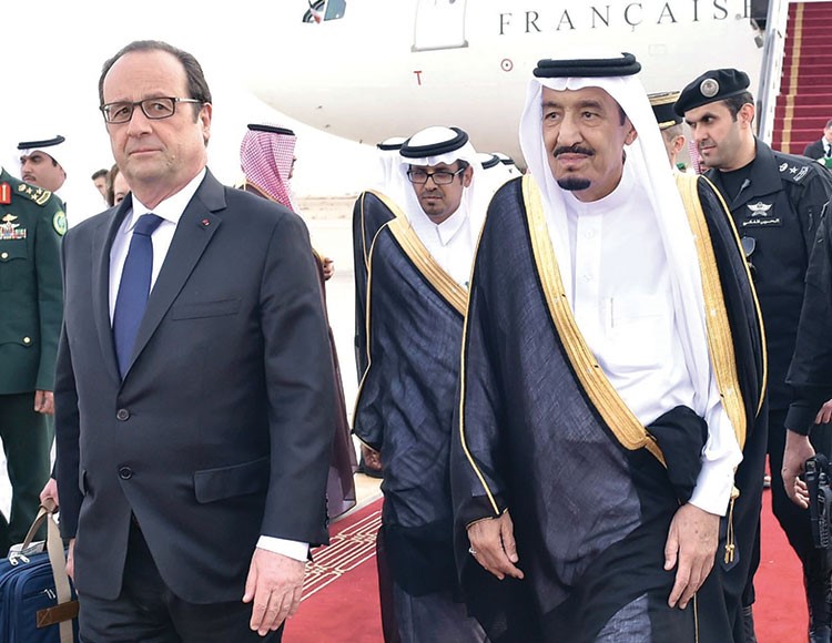 خادم الحرمين الشريفين الملك سلمان بن عبدالعزيز مستقبلا الرئيس الفرنسي فرانسوا هولاند بمطار الملك خالد الدولي في الرياض امس واس