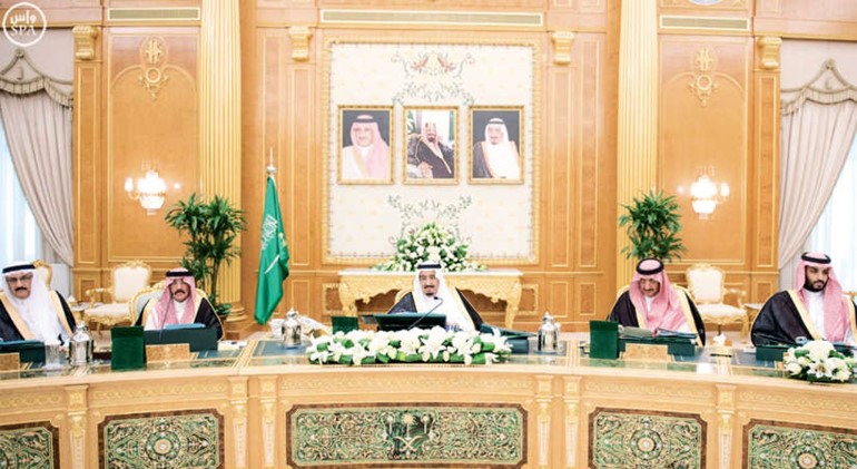 الملك سلمان مترئسا جلسة مجلس الوزراء السعودي امسواس