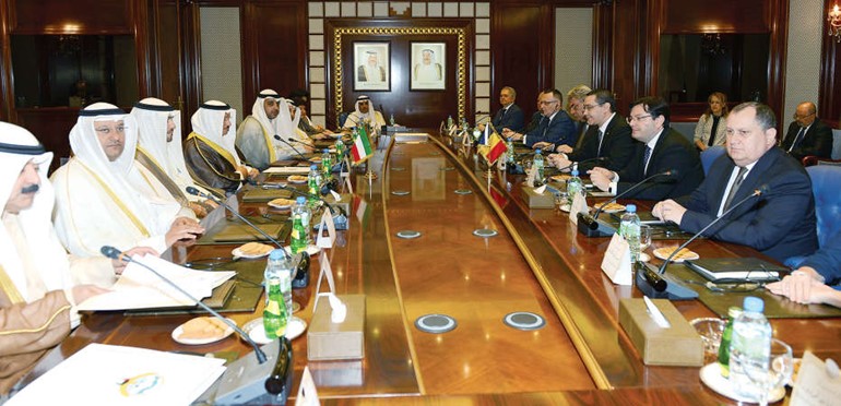 جانب من المباحثات التي تراسها سمو رئيس الوزراء الشيخ جابر المبارك ورئيس وزراء رومانيا فيكتور بونتا﻿