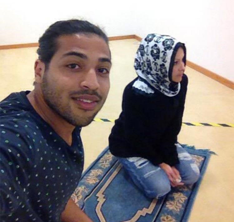 صورة.. لاعب مصري يحتفل بإسلام فتاة برتغالية 