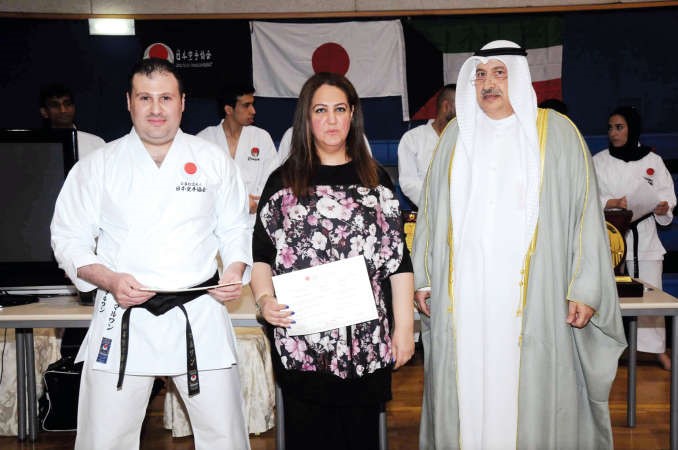 دخريبط مع مدرب ومدربة يحملان شهادتيهما ﻿