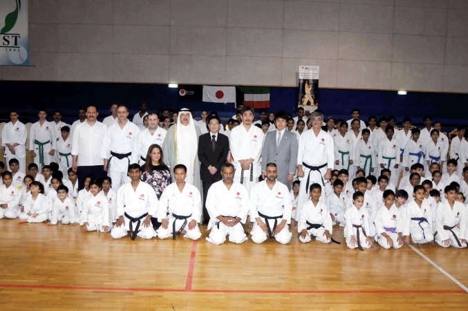 السفير الياباني توشيهيري سوجيهارا ودعلي خريبط مع المشاركين والمدربين﻿