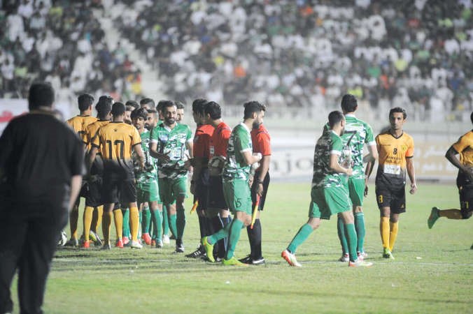 لاعبو العربي والقادسيةقبل بدء المباراة﻿