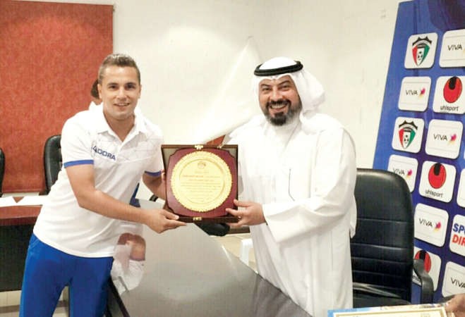 الشيخ دطلال الفهد يتسلم الدرع من المدرب المصري مصطفى مراد﻿