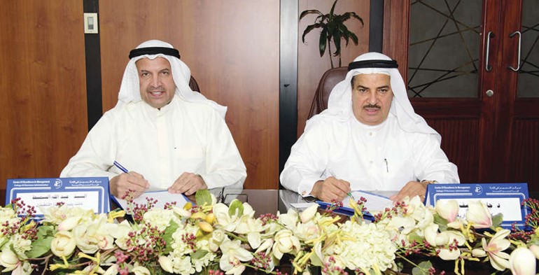 عبدالله السميط ودجاسم المضف اثناء توقيع المذكرة