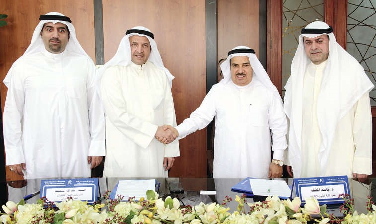عبدالله السميط ودجاسم المضف اثناء توقيع المذكرة بحضور حمزة انكي وجاسم السلمان