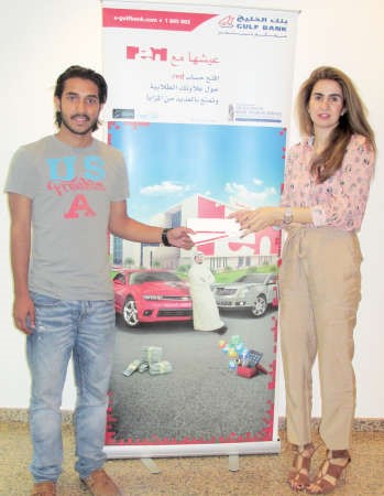 منال بركات تسلم طارق صالح سليمان الفوزان الجائزة﻿