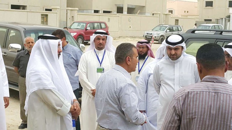 الوزير ياسر ابل خلال جولته في المدينة 