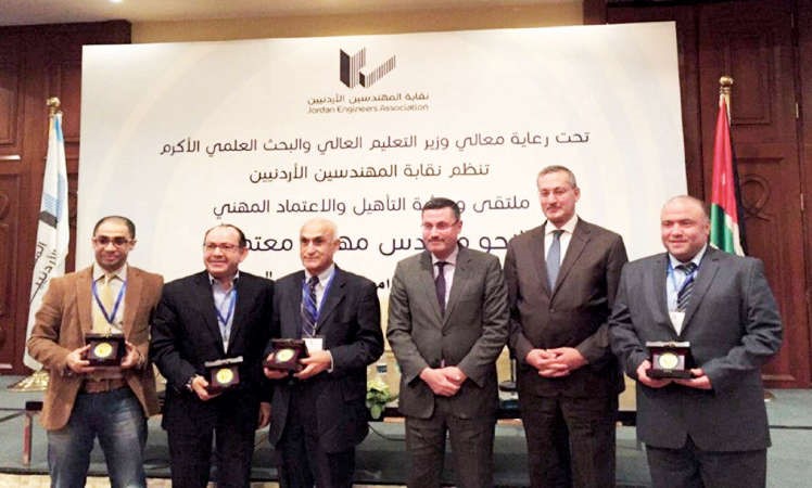 دمحمد غيث مع عدد من المشاركين في الملتقى