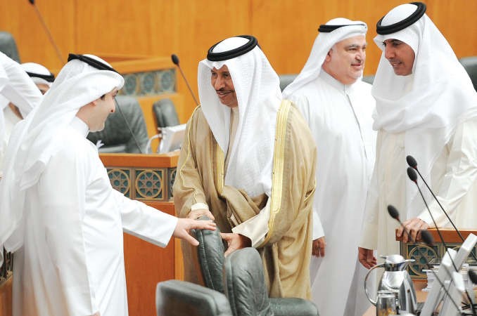 سمو رئيس الوزراء الشيخ جابر المبارك في حديث مع ياسر ابل ويبدو ماضي الهاجري
﻿