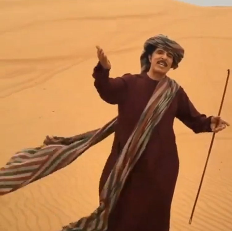 بالفيديو.. عبدالله بالخير يحتفل بعيد ميلاده في الصحراء