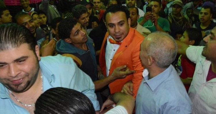 بالصور.. شعبان عبدالرحيم يحتفل بزفاف حفيدته