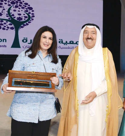 صاحب السمو الامير الشيخ صباح الاحمد مكرما الشيخة عزة جابر العلي