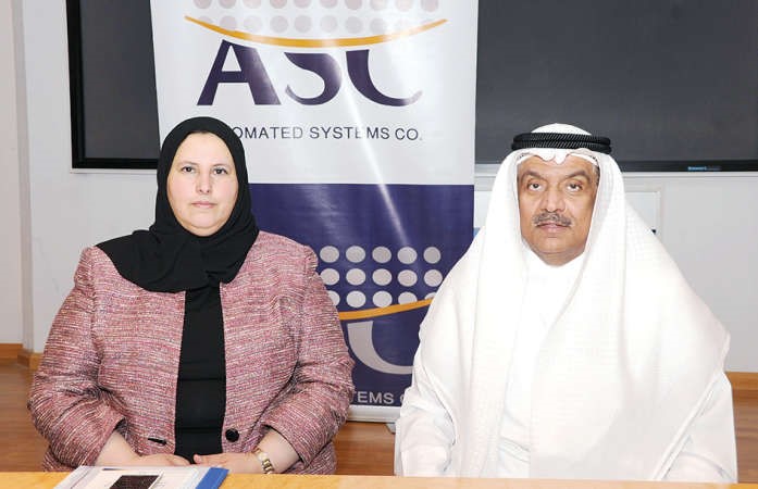 هديل الغنيم وعلي البدر خلال الجمعية العمومية