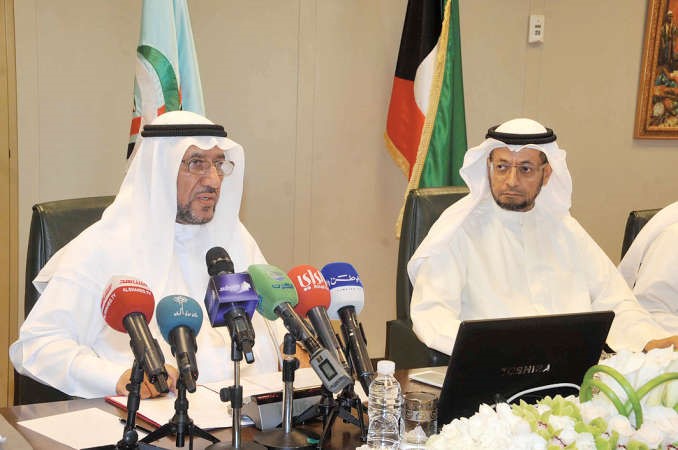 خليفة حمادة ود وليد عبدالمحسن الوهيب خلال توقيع الاتفاقية بوزارة المالية	 محمد هاشم﻿