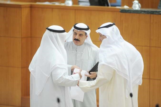 حديث بين عبدالله المعيوف وعيسى الكندري واحد النواب
