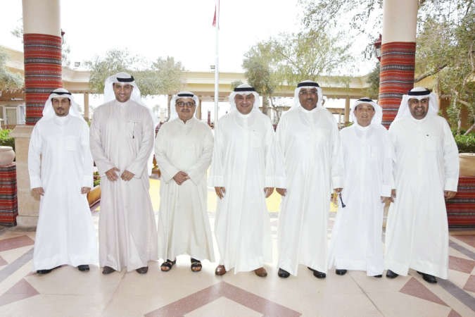 دمطر المطيري وعلي الرومي مع اعضاء مجلس ادارة المقاهي الشعبية