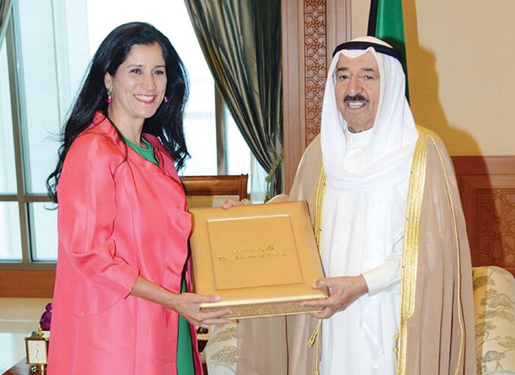 صاحب السمو الامير الشيخ صباح الاحمد يتسلم كتاب كلام من ذهب من الشيخة انتصار سالم العلي