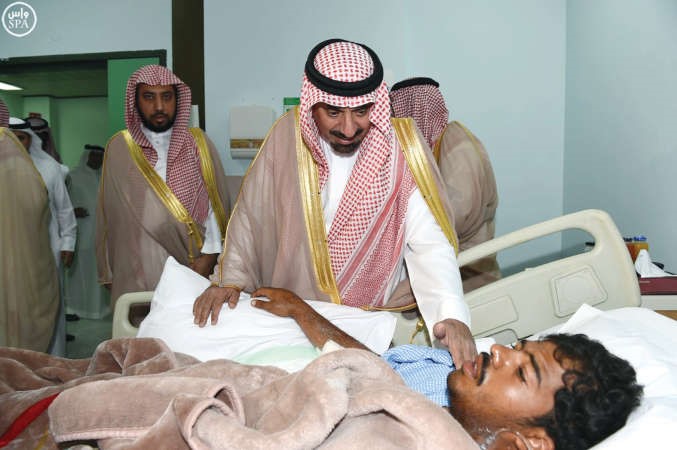 صاحب السمو الامير جلوي بن عبدالعزيز بن مساعد امير منطقة نجران اثناء زيارته للمتضررين من الاعتداء الحوثيواس﻿