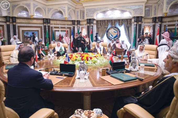 خادم الحرمين الشريفين الملك سلمان بن عبدالعزيز خلال اللقاء التشاوري الخليجي الخامس عشر في الرياض امس الاولواس﻿
