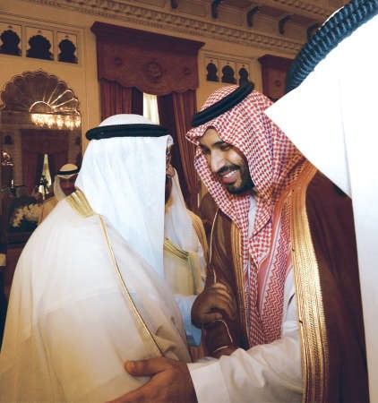 الشيخ مشعل الاحمد مصافحا ولي ولي العهد السعودي 