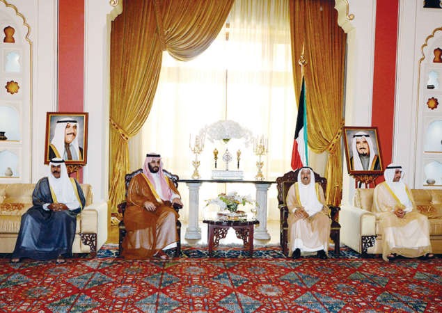 صاحب السمو الامير الشيخ صباح الاحمد خلال استقباله صاحب السمو الملكي الامير محمد بن سلمان بحضور سمو ولي العهد الشيخ نواف الاحمد ورئيس مجلس الامة مرزوق الغانم 