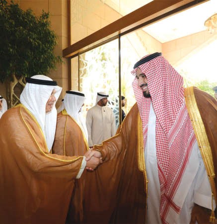صاحب السمو الملكي الامير محمد بن سلمان مصافحا السفير احمد فهد الفهد 