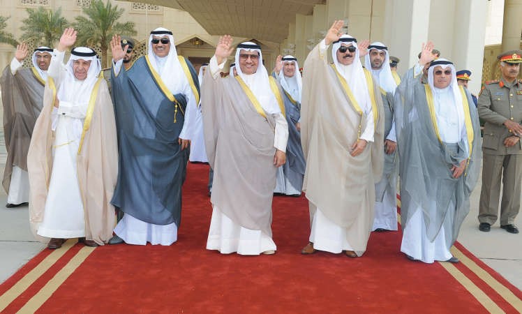 سمو الشيخ جابر المبارك والشيخ صباح الخالد والشيخ محمد الخالد والشيخ خالد الجراح والشيخ محمد العبدالله والفريق ركن محمد الخضر واحمد الرحماني والسفير دعبدالعزيز الفايز يحيون صاحب السمو الملكي الامير محمد بن سلمان لدى مغادرته