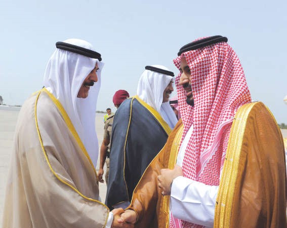 صاحب السمو الملكي الامير محمد بن سلمان مصافحا الشيخ محمد الخالد