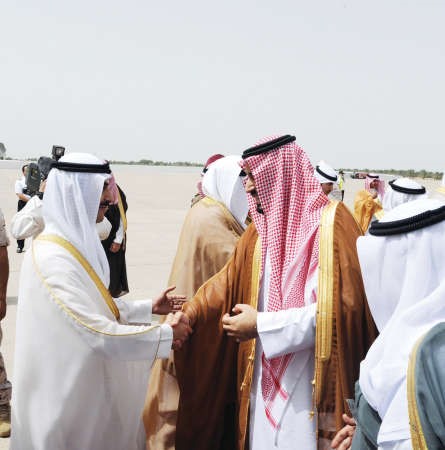 صاحب السمو الملكي الامير محمد بن سلمان مصافحا الشيخ ثامر الجابر