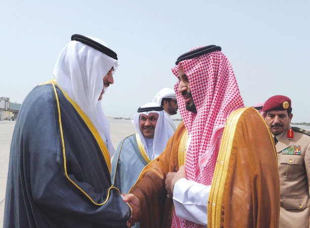 صاحب السمو الملكي الامير محمد بن سلمان مصافحا الشيخ صباح الخالد