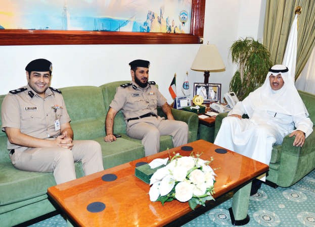 الشيخ فواز الخالد مستقبلا المقدم مزيد المطيري والمقدم محمد الوزان﻿