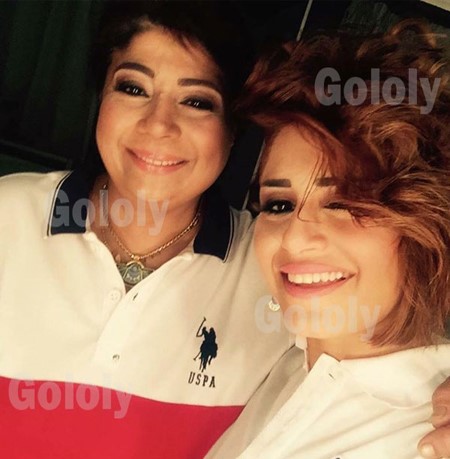 سيلفي طريفة لمنة فضالي مع والدتها.. شاهد