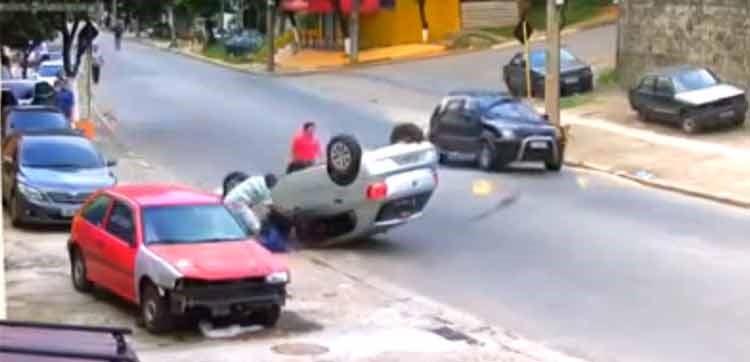 بالفيديو.. أغرب رد فعل لشخص نجا من موت محتم