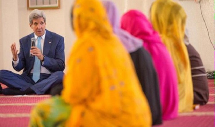 بالصور.. جون كيري يلقي خطبة عن سماحة الإسلام أمام مجموعة نساء داخل مسجد في جيبوتي !