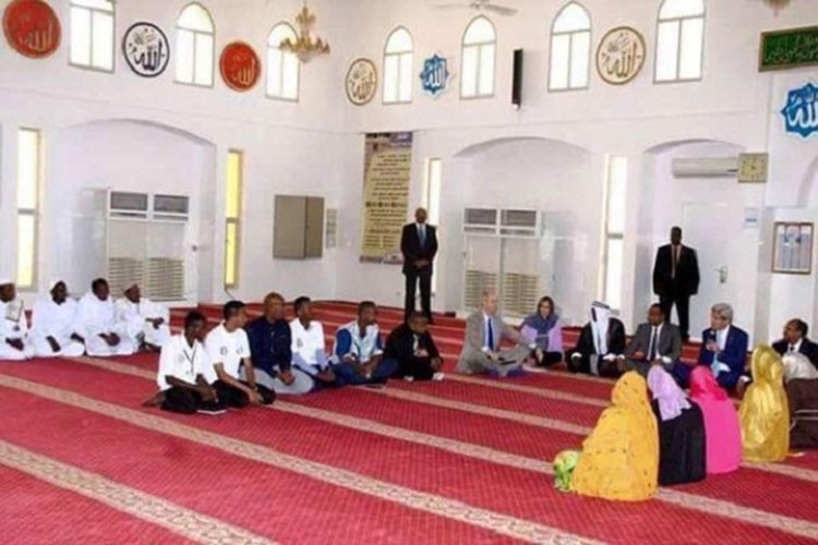 بالصور.. جون كيري يلقي خطبة عن سماحة الإسلام أمام مجموعة نساء داخل مسجد في جيبوتي !