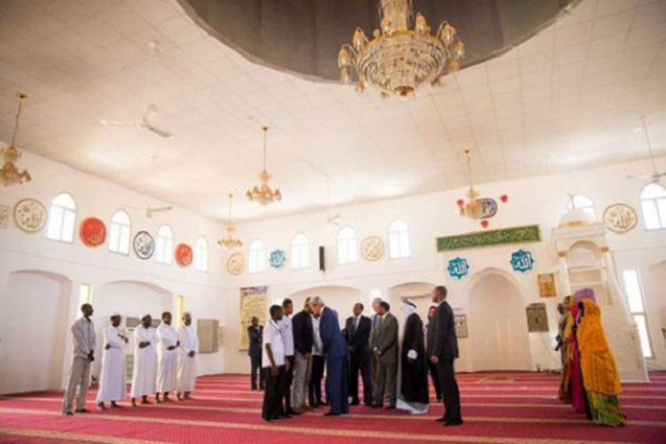 بالصور.. جون كيري يلقي خطبة عن سماحة الإسلام أمام مجموعة نساء داخل مسجد في جيبوتي !