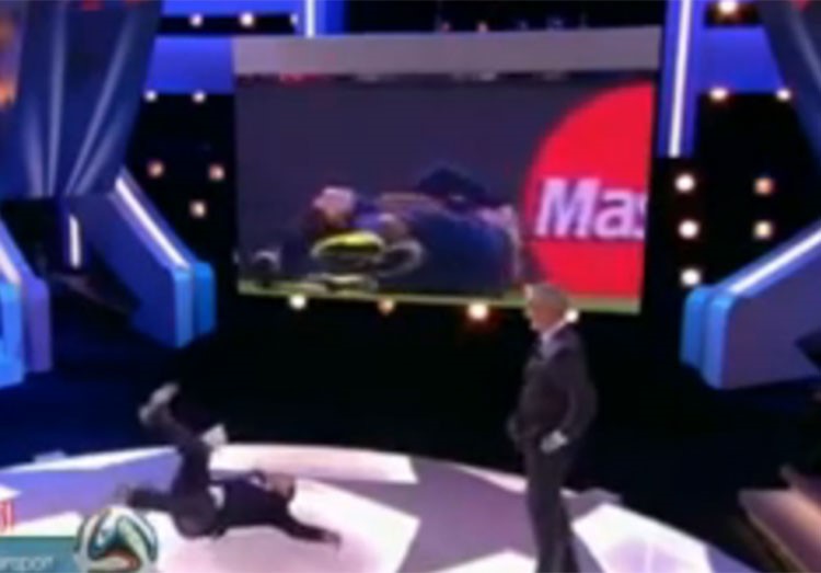 بالفيديو.. إعلامي فرنسي يُمثل سقوط بواتينج على الهواء