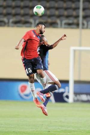 صراع هوائي على الكرة بين لاعبي الاهلي والنصر